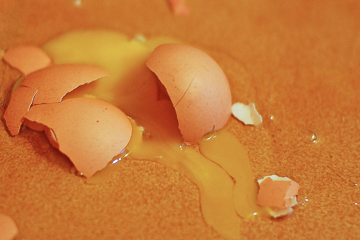 К чему снятся сырые яйца разбивать. Разбитое яйцо. Разбитое яйцо во сне. Разбитые куриные яйца. Красиво разбитое яйцо.